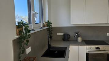 Een koelkast, een oven, een kookplaat, een vaatwasser