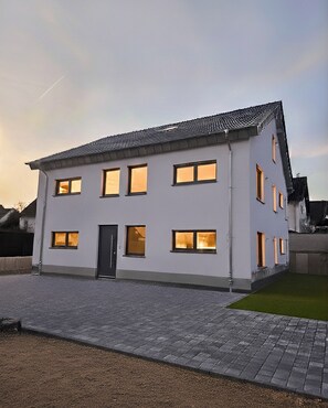 Exterior - Sophia Apartment in New Building with Balcony (Grafschaft)
