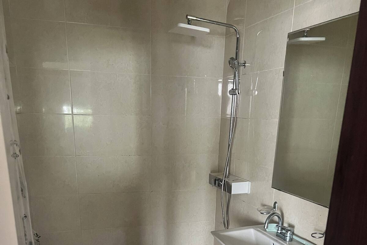 Basic Studio Suite | Bathroom