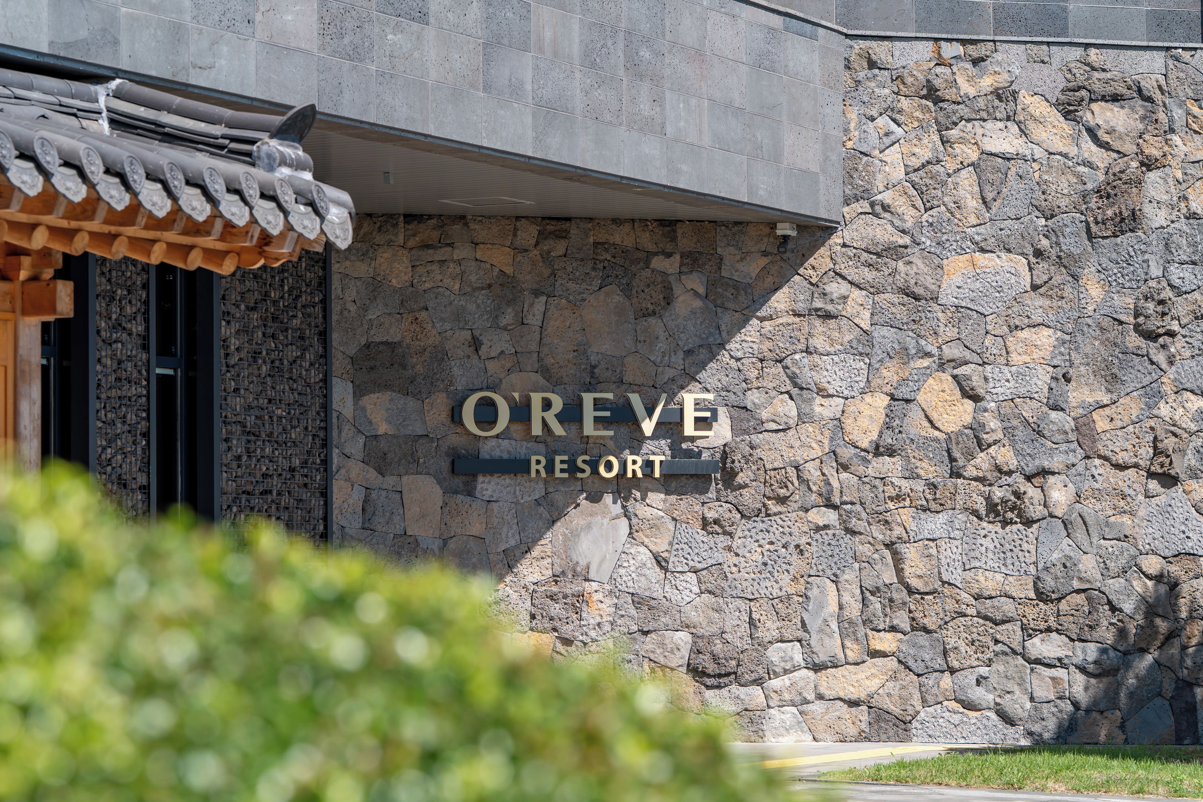 Un muro de piedra con el texto 'OREVE RESORT' que indica el nombre del establecimiento.