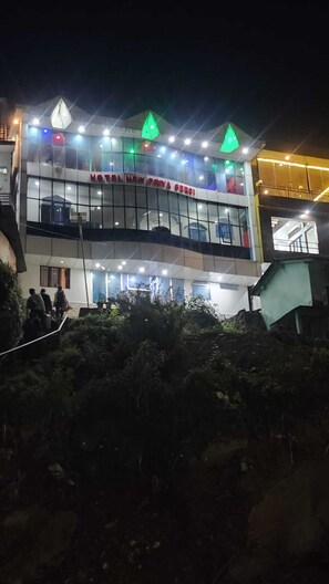 A multi-story building with a sign reading 'HOTEL NEW PRAYA SERGI.' - Hotel New Priya Sersi (Ukhimath)