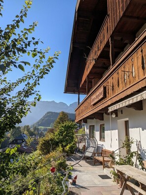 A traditional wooden chalet with a balcony overlooking a mountainous landscape. - "Auf da Oim" Vacation Rental, 1–2 people, balcony, Wi-Fi, shower/toilet (Ramsau bei Berchtesgaden)