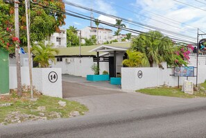 Exterior - CCI Tourism Luxury 1BR Penthouse Montego Bay with Ocean Views & Airport Transfer (Montego Bay)
