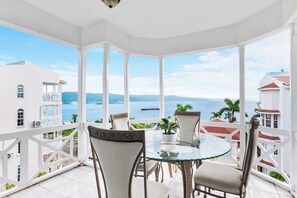 Outdoor dining - CCI Tourism Luxury 1BR Penthouse Montego Bay with Ocean Views & Airport Transfer (Montego Bay)