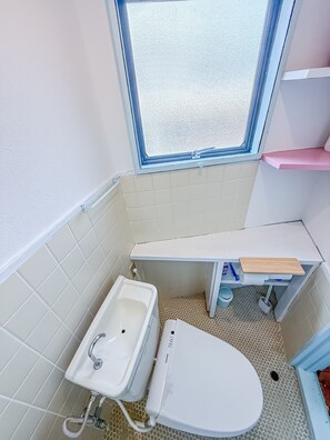 Assecador de cabells, bidet, tovalloles i sabó