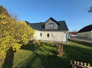 Exterior - Country House with Pool & 2 Fireplaces | Sleeps 10 | Huge Garden Near the Spreewald (Heideblick)
