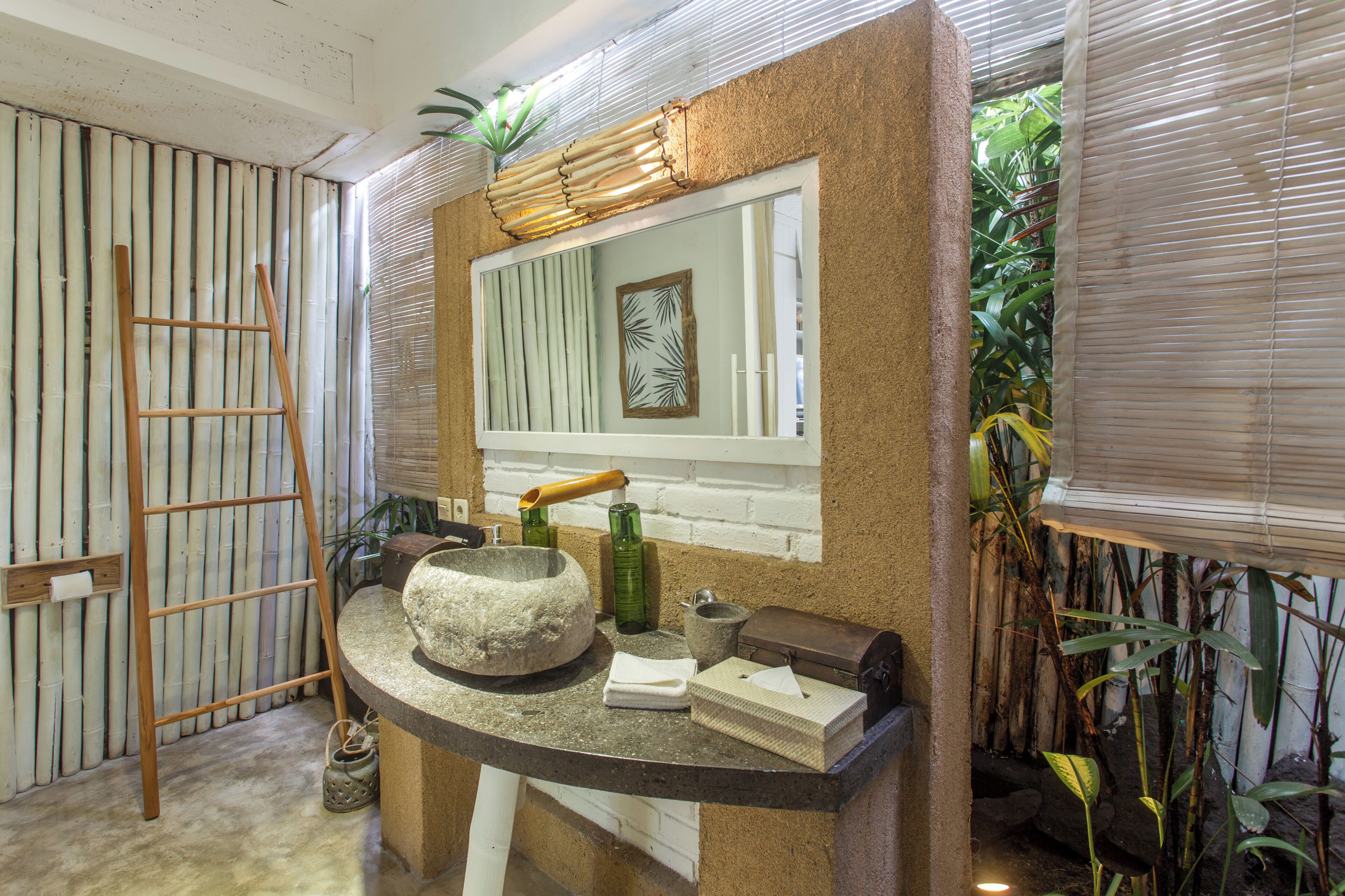 Shower, handuk,  dan tisu toilet