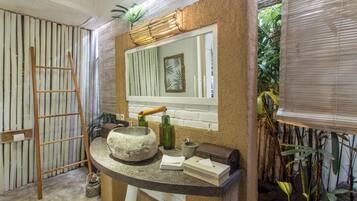 Shower, handuk, dan tisu toilet