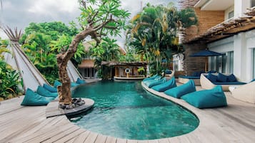 2 outdoor pools