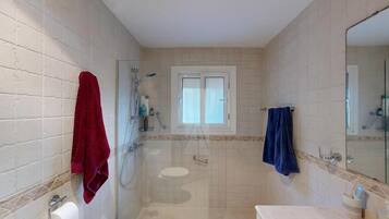 Ensemble douche/baignoire, baignoire relaxante profonde