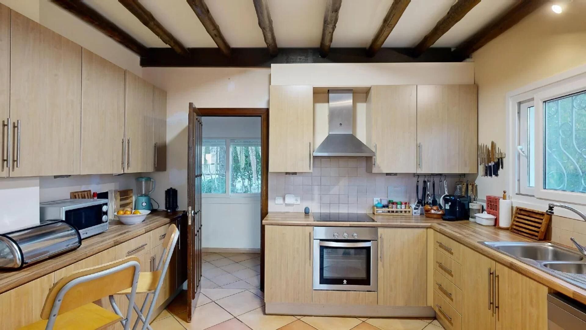 Lemari es, microwave, oven, dan mesin pencuci piring