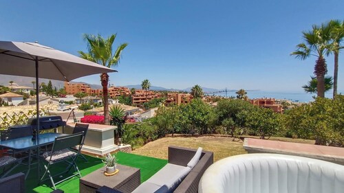 House - Sleeps 8 - Hot Tub - Beach Access