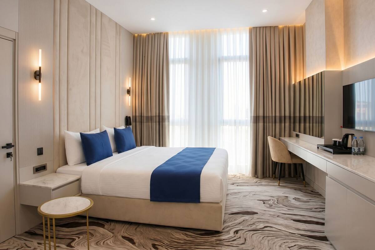 Minibar, free WiFi, bed sheets