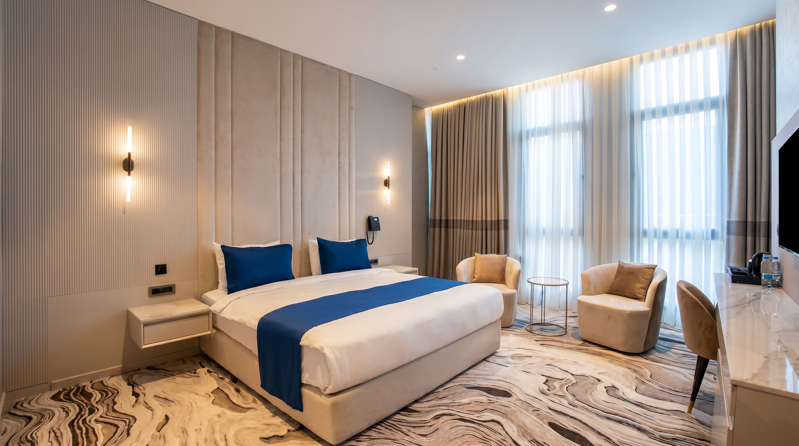 Quarto casal superior, sacada, vista para o mar | Frigobar, Wi-Fi de cortesia, roupa de cama