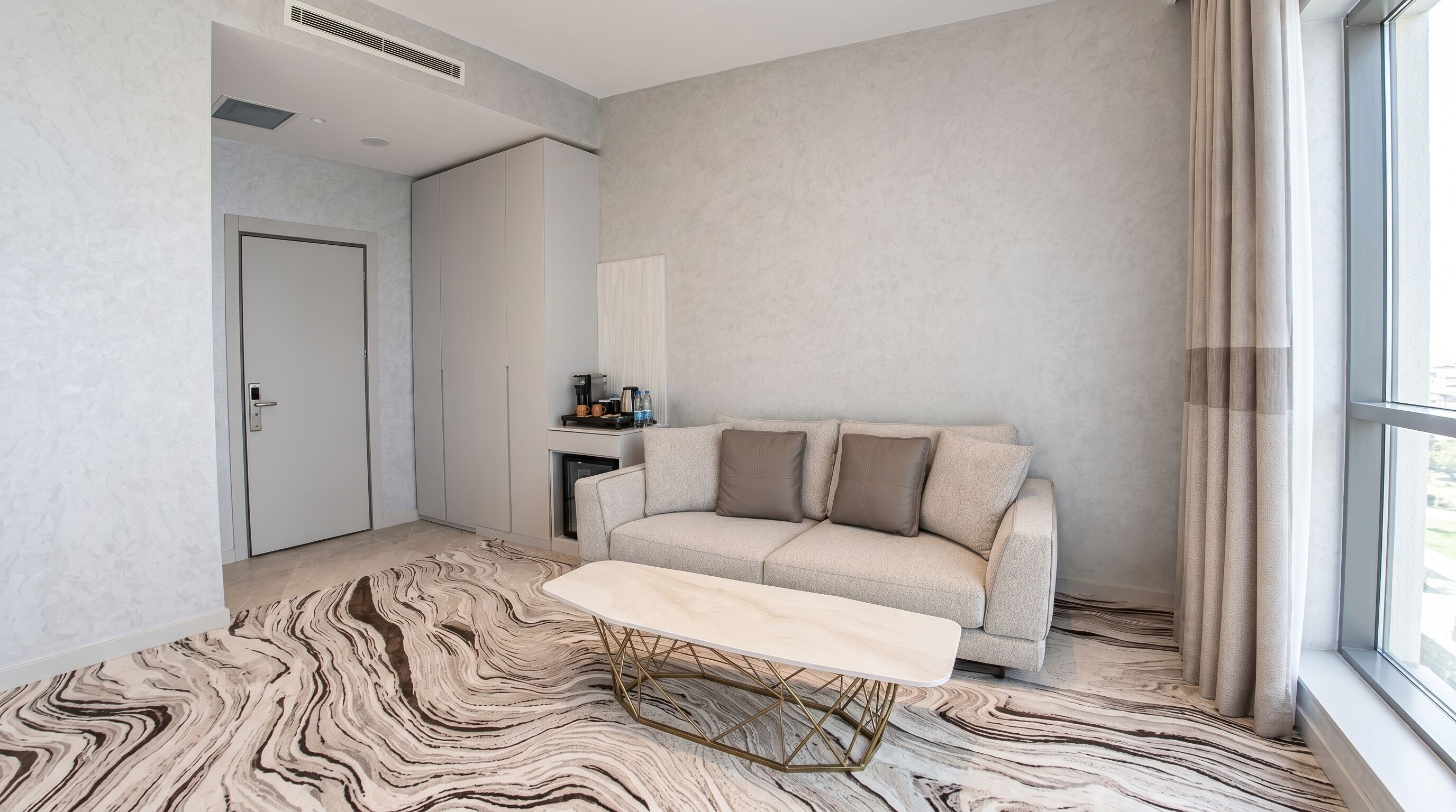 Superior Room with King Size Bed, Balcony, Sea View | Living area