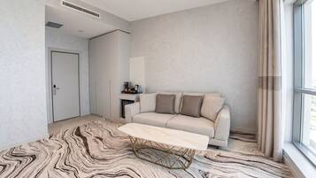 Superior Room with King Size Bed, Balcony, Sea View | Living area