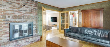 TV, fireplace