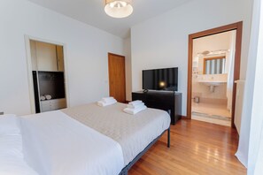 Zimmersafe, Schreibtisch, Bügeleisen/Bügelbrett, Reisekinderbett