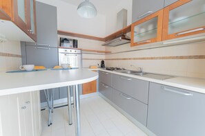Fridge, microwave, oven, stovetop - Bright Apartment in Downtown Verona · Ideal for Families · Near the Arena (Verona)