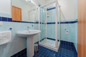 Dusche, Haartrockner, Bidet, Handtücher