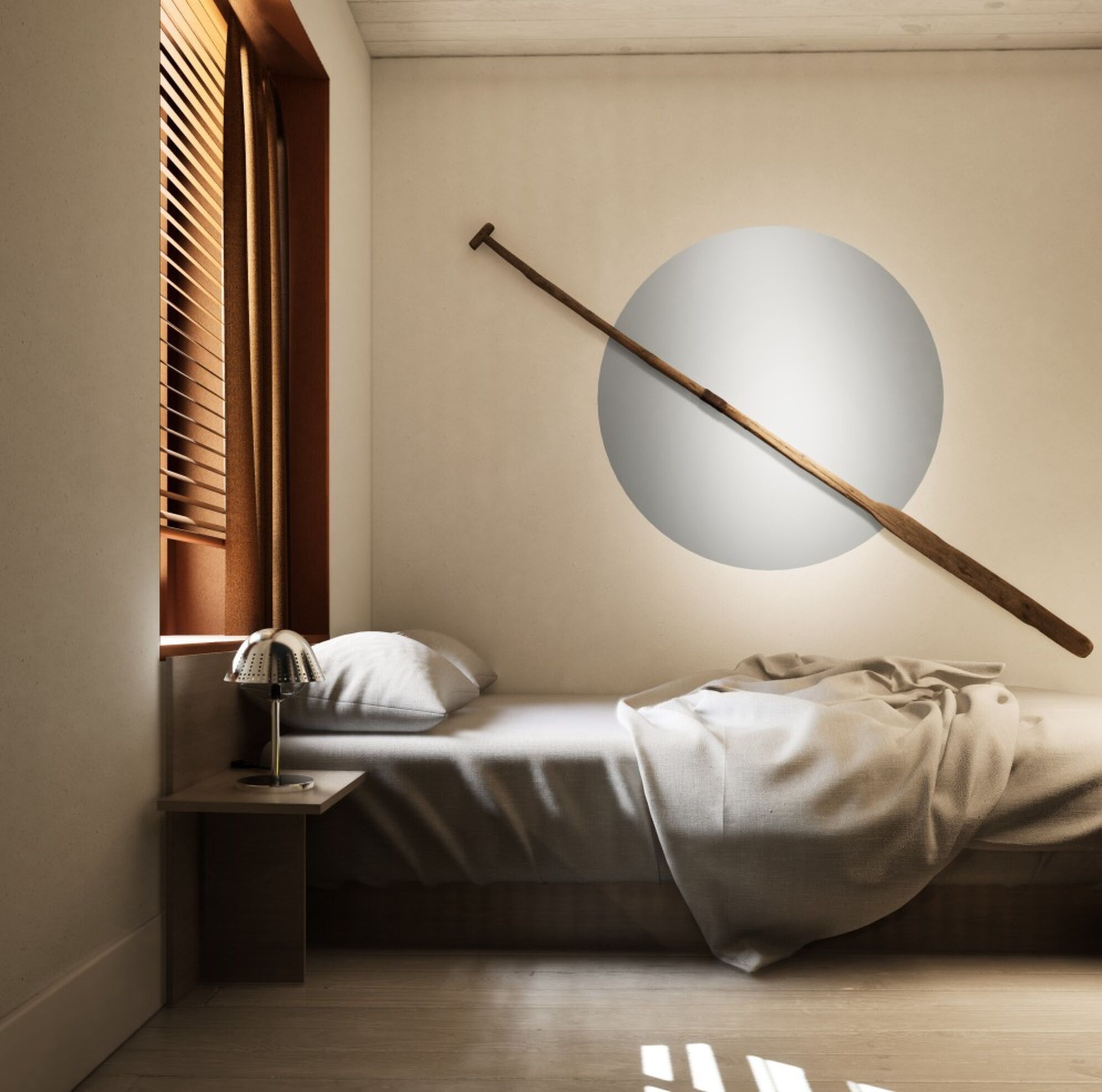 Une chambre à coucher comprenant un lit, une table de chevet, une lampe, une fenêtre avec des stores et un luminaire rond.