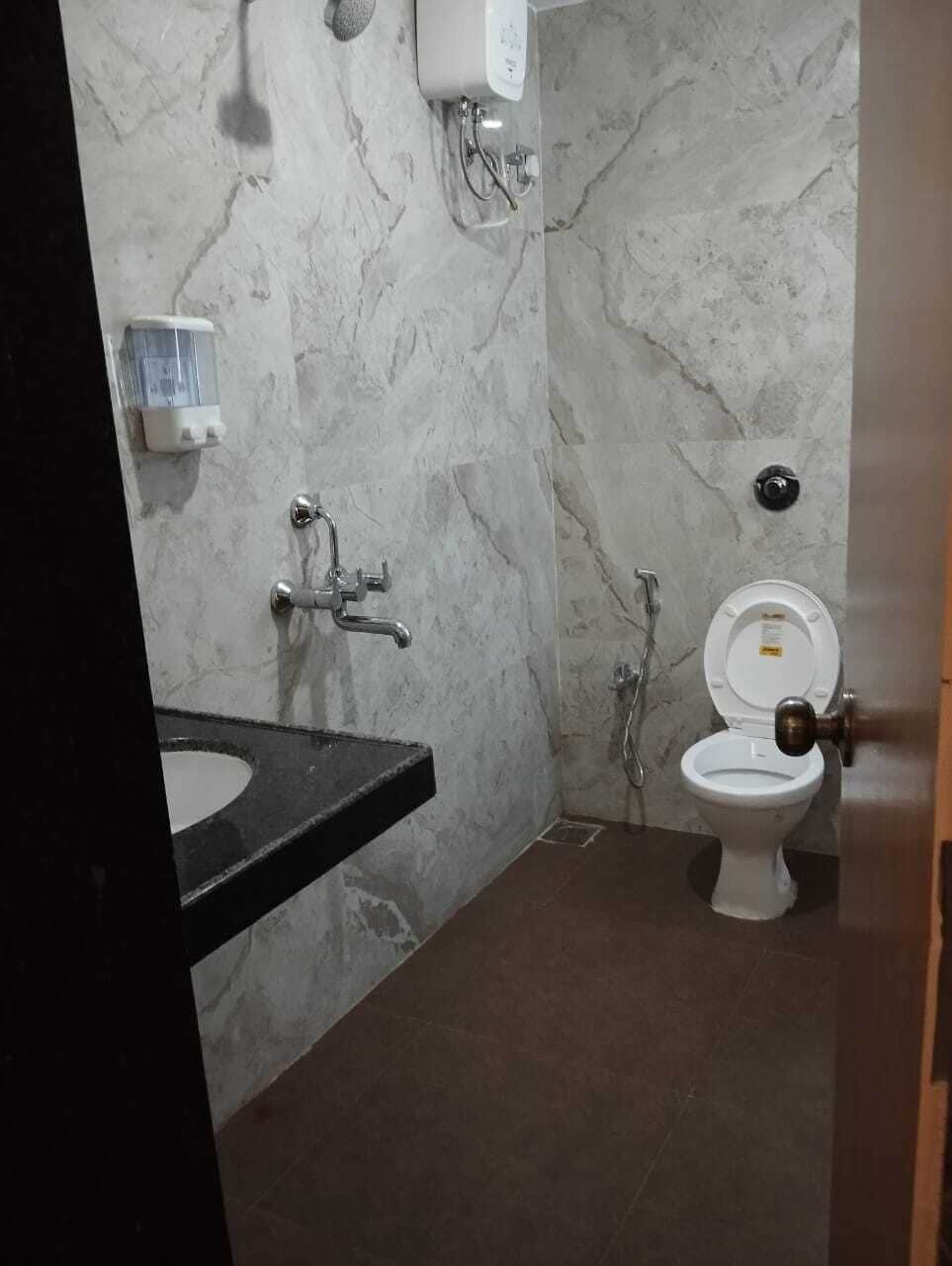 Deluxe Room | Bathroom | Free toiletries, towels, soap, shampoo