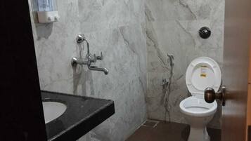 Deluxe Room | Bathroom | Free toiletries, towels, soap, shampoo