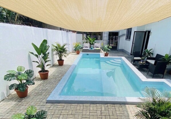 Pool - Villa with a pool—a 10-minute walk to the beach (Santa Fe)