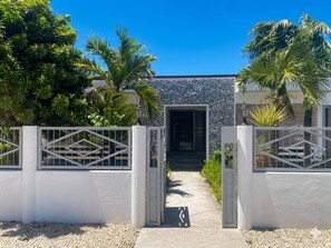 Exterior - Villa with a pool—a 10-minute walk to the beach (Santa Fe)