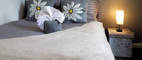 Iron/ironing board, Internet, bed sheets