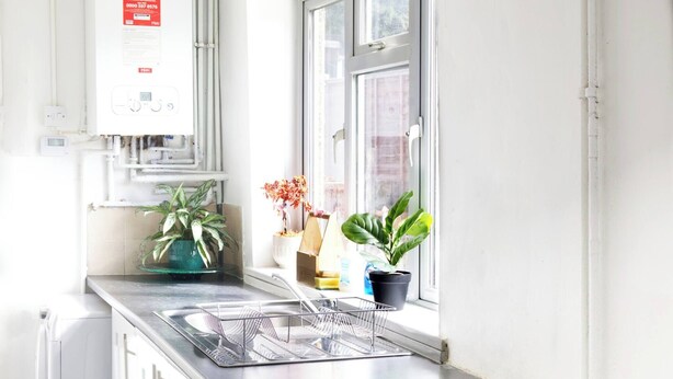 A modern kitchen with a built-in oven, a dishwasher, and a window with a view. - Double Room perfect for contractors and Professionals (West Midlands)