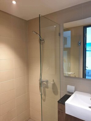 Shower - Cozy Apartment with Washer-n-Dryer, Pool, Gym (Kathu)