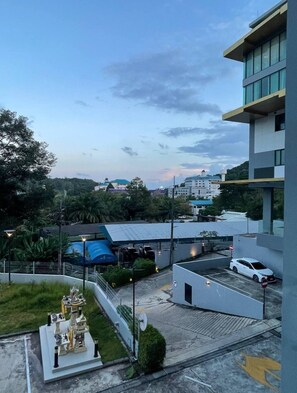 Outdoor dining - Cozy Apartment with Washer-n-Dryer, Pool, Gym (Kathu)