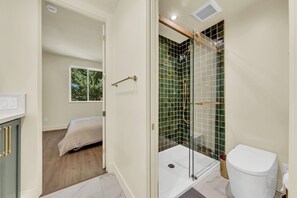 Bathroom - UC Davis Luxury 3BR Apartment King Bed Elevator Covered Parking (Davis)