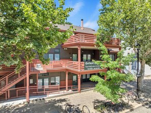 Exterior - UC Davis Luxury 3BR Apartment King Bed Elevator Covered Parking (Davis)