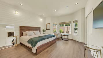 3 bedrooms, desk, iron/ironing board, WiFi (free)