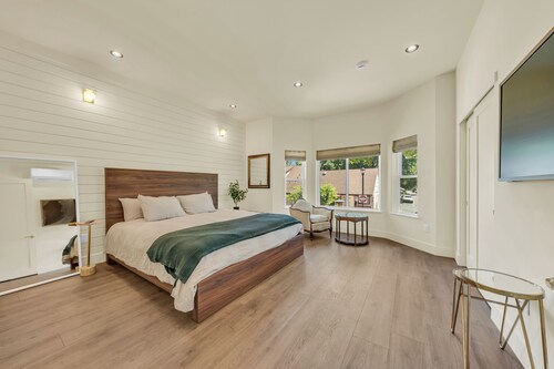 UC Davis Luxury 3BR Apartment King Bed Elevator Covered Parking