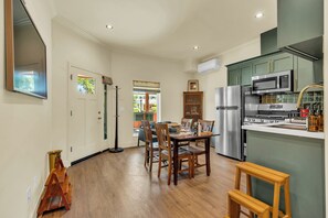 Dining - UC Davis Luxury 3BR Apartment King Bed Elevator Covered Parking (Davis)