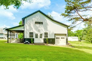 Exterior - 3 Mi to Shenango Lake! Dusk-to-Dawn Barndominium (Hermitage)