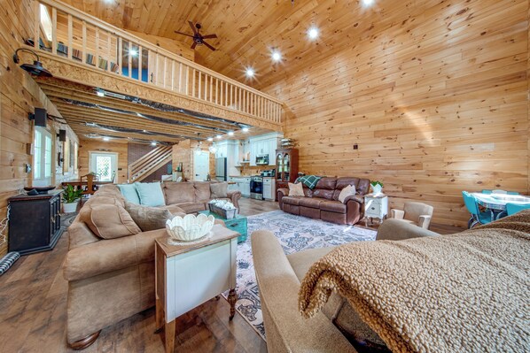 Living area - 3 Mi to Shenango Lake! Dusk-to-Dawn Barndominium (Hermitage)