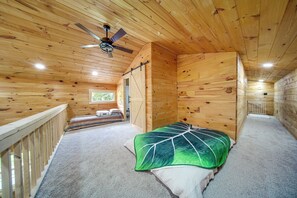 Room - 3 Mi to Shenango Lake! Dusk-to-Dawn Barndominium (Hermitage)