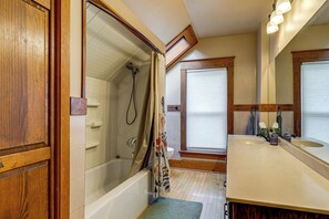 Bathroom | 2nd Floor - Historic Home on Beaver Dam Lake w/ Seasonal Dock (Cumberland)