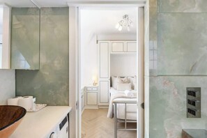 Ein modernes Badezimmer mit großem Spiegel, Waschbecken und Toilette.