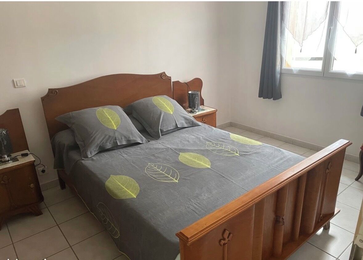 Iron/ironing board, bed sheets