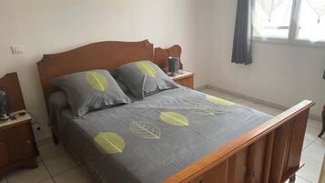 Iron/ironing board, bed sheets