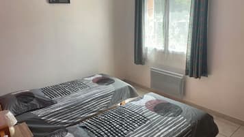 2 chambres, fer et planche à repasser, Wi-Fi gratuit, draps fournis