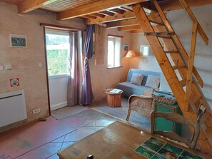 Living area - A small, cozy cottage with a fireplace and an enclosed garden in the Monts d'Arrée, 30 minutes from the sea (Scrignac)