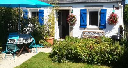 A small, cozy cottage with a fireplace and an enclosed garden in the Monts d'Arrée, 30 minutes from the sea