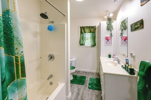 Bathroom - Dock & Gym! Lakefront Family Retreat in Lincoln (Lincoln)