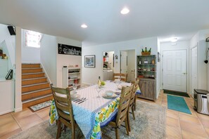 Dining - Dock & Gym! Lakefront Family Retreat in Lincoln (Lincoln)